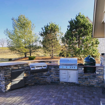 Built-In Grills & Outdoor Kitchens