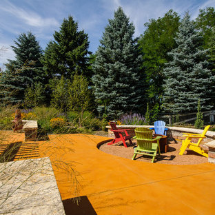 Mittelgroßer Stilmix Garten hinter dem Haus mit Feuerstelle und Betonplatten in Milwaukee