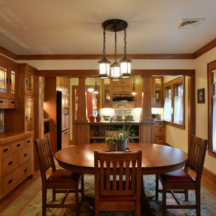 クリーブランドの小さいLDKの画像 (ベージュの壁、無垢フローリング)