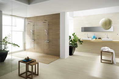 Example of a minimalist bathroom design in Montreal