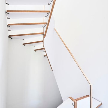 Treppe aus BauBuche Paneel X mit tiefmatter weißer Oberfläche