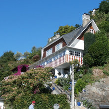 Descubre el frondoso jardín de esta casa en Luarca, Asturias
