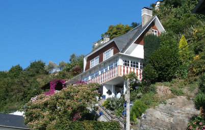 Descubre el frondoso jardín de esta casa en Luarca, Asturias