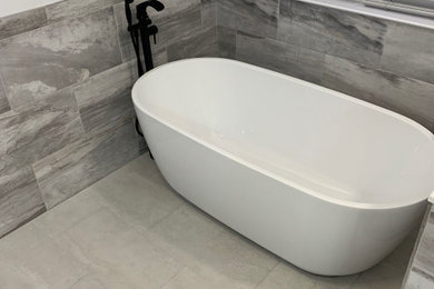 Foto de cuarto de baño principal y de pie minimalista de tamaño medio con suelo de azulejos de cemento