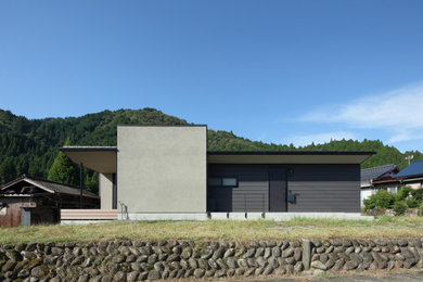 Foto de fachada de casa gris y negra moderna de una planta con tejado de un solo tendido y tejado de metal