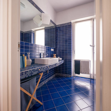 Un piccolo bagno tutto blu