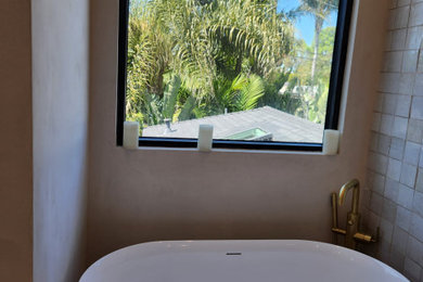 ロサンゼルスにあるラグジュアリーなモダンスタイルのおしゃれな浴室の写真