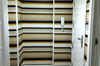 Foto de recibidores y pasillos minimalistas pequeños con paredes beige y suelo de madera en tonos medios