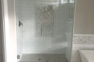 Inspiration för ett stort vintage en-suite badrum, med skåp i shakerstil, vita skåp, ett fristående badkar, grå kakel, porslinskakel, grå väggar, klinkergolv i porslin och bänkskiva i akrylsten