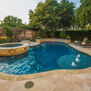 ダラスの小さいオーダーメイドトラディショナルスタイルのおしゃれな裏庭プール (噴水、天然石敷き) の写真