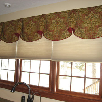 Tailored Scalloped Kitchen Valance