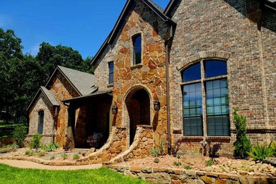 Photo of a mid-sized southwestern front yard landscaping in Dallas.