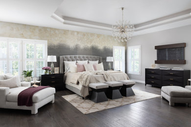 ワシントンD.C.にある広いトランジショナルスタイルのおしゃれな主寝室 (マルチカラーの壁、濃色無垢フローリング、横長型暖炉、木材の暖炉まわり、茶色い床、折り上げ天井、壁紙) のレイアウト