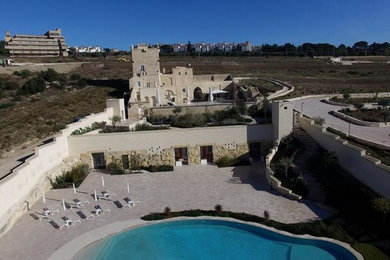 Esempio di un'ampia piscina country personalizzata in cortile con una dépendance a bordo piscina e pavimentazioni in pietra naturale