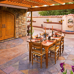 サンフランシスコの地中海スタイルのおしゃれな裏庭のテラス (パーゴラ、噴水、スタンプコンクリート舗装) の写真