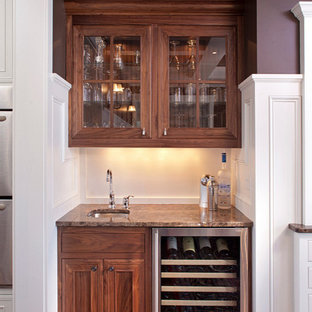 ミネアポリスの小さいトラディショナルスタイルのおしゃれなウェットバー (インセット扉のキャビネット、濃色木目調キャビネット、御影石カウンター、濃色無垢フローリング) の写真