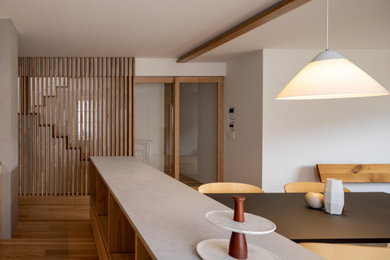 Ejemplo de salón abierto y blanco nórdico de tamaño medio con paredes blancas, suelo de madera clara y vigas vistas