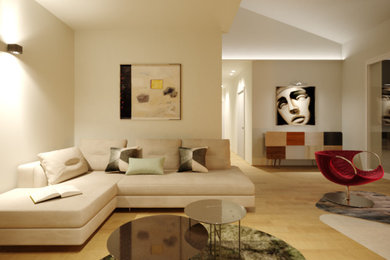 フィレンツェにある高級な広いモダンスタイルのおしゃれな独立型リビング (白い壁、無垢フローリング、横長型暖炉、コンクリートの暖炉まわり、茶色い床) の写真