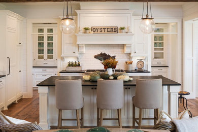Example of a classic kitchen design in Minneapolis