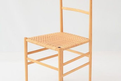 野球のバッドを作る材料であるアオダモから、軽くて粘りのあるアオダモと、日本の伝統的な組み手技術によって1.6～1.8kgという超軽量な椅子を実現。