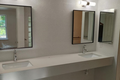 Minimalist bathroom photo in Albuquerque