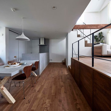 「 ツカズ - ハナレズ 」