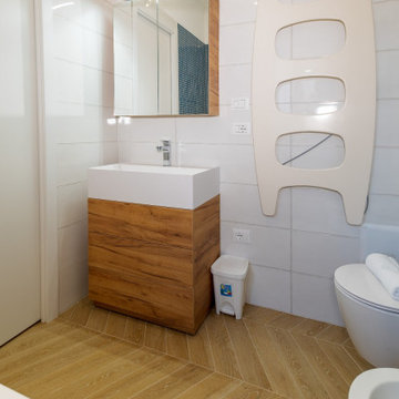 PICCOLO BAGNO EN SUITE CON VASCA IN RESINA SU MISURA