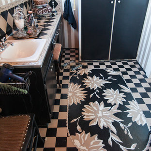 Réalisation d'une salle d'eau bohème de taille moyenne avec un lavabo posé, un placard à porte plane, des portes de placard noires, un plan de toilette en stratifié, une douche double, un WC séparé, un carrelage noir, un carrelage de pierre, un mur multicolore, un sol en linoléum, un sol multicolore et un plan de toilette multicolore.