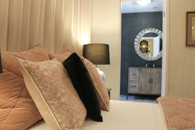 Ejemplo de dormitorio principal ecléctico de tamaño medio sin chimenea con paredes blancas, suelo vinílico y suelo marrón