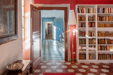 Modelo de entrada tradicional con paredes rojas, suelo de baldosas de cerámica y suelo multicolor