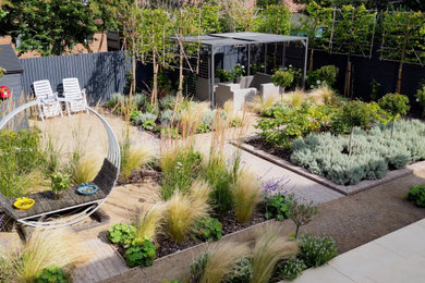 Inspiration for a contemporary garden in Oxfordshire.