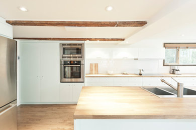 Kitchen - contemporary kitchen idea in Montreal