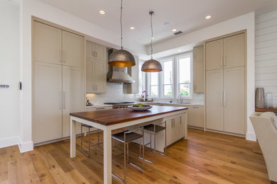 Kitchen - contemporary kitchen idea in Tampa