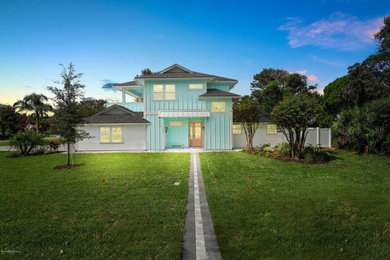 Example of an exterior home design in Jacksonville