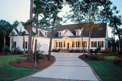 Cottage exterior home idea in Charleston