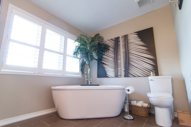 Inspiration for a contemporary bathroom remodel in Ottawa