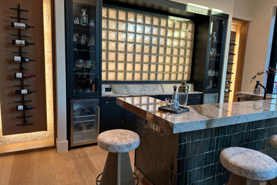 Example of an eclectic home bar design in Orlando