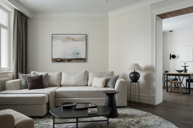 Modelo de salón actual con paredes beige, moqueta y suelo marrón