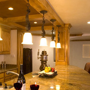Ispirazione per una cucina american style di medie dimensioni con lavello sottopiano, ante con bugna sagomata, ante in legno chiaro, top in granito, elettrodomestici in acciaio inossidabile, moquette e isola