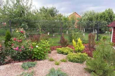 На фото: маленький солнечный, летний участок и сад на внутреннем дворе с хорошей освещенностью для на участке и в саду с