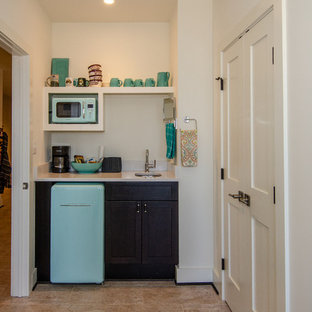 Idée de décoration pour une petite arrière-cuisine parallèle nordique avec un placard sans porte, des portes de placard blanches, un plan de travail en inox, un électroménager en acier inoxydable, un sol en bois brun, aucun îlot et un sol marron.