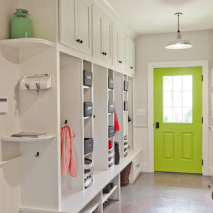 ボストンの片開きドアトラディショナルスタイルのおしゃれなマッドルーム (白い壁、緑のドア) の写真