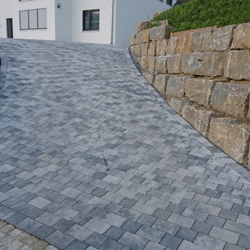 Hofeinfahrt mit Trockenmauer