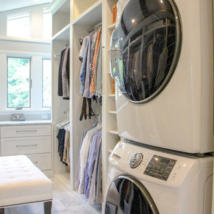 Esempio di una grande cabina armadio unisex chic con ante con bugna sagomata, ante bianche, pavimento in marmo e pavimento bianco