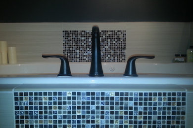 Example of a large minimalist home design design in Omaha