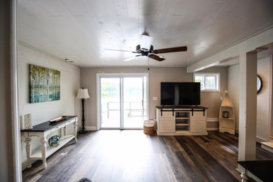 Example of a family room design in New York