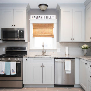 Inspiration för ett litet vintage flerfärgad flerfärgat kök, med en undermonterad diskho, skåp i shakerstil, grå skåp, bänkskiva i kvartsit, grått stänkskydd, stänkskydd i keramik, rostfria vitvaror, klinkergolv i keramik och grått golv