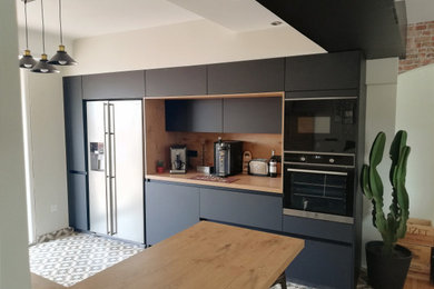 Idée de décoration pour une cuisine ouverte noire et bois urbaine de taille moyenne avec un plan de travail en stratifié.