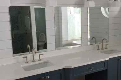 Mittelgroßes Modernes Badezimmer En Suite mit Schrankfronten im Shaker-Stil, schwarzen Schränken, weißer Wandfarbe, braunem Holzboden, Unterbauwaschbecken, Quarzit-Waschtisch und braunem Boden in Miami