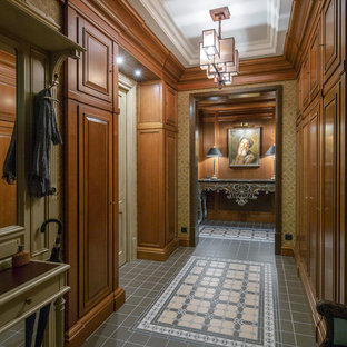 Idéer för en klassisk hall, med bruna väggar och grått golv